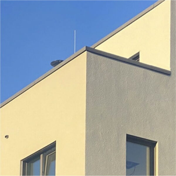 Detailansicht der modernen Fassade der Senioren-Wohngemeinschaft in Oberwiehl.