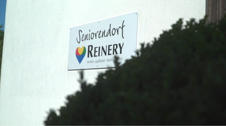 Hinweisschild zum Seniorendorf Reinery in Morsbach – Ihr Partner für herzliche Pflege und Gemeinschaft