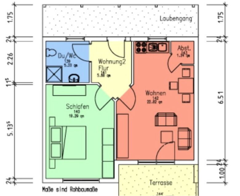 Planzeichnung einer Wohneinheit mit Terrasse, Abstellraum, Bad und Zugang über den Laubengang.