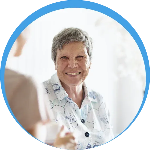 Portrait einer freundlich lächelnden Seniorin – Ein Symbol für Lebensfreude und Geborgenheit im Bereich Wohnen bei Reinery.