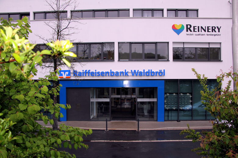 Außenansicht des modernen Gebäudes der Raiffeisenbank Waldbröl, in dem sich auch Einrichtungen von Reinery befinden.
