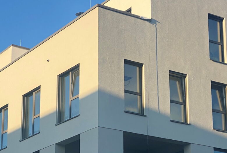 Architekturaufnahmen der modernen Außenfassade der Senioren-Wohngemeinschaft in Wiehl bei sonnigem Wetter.