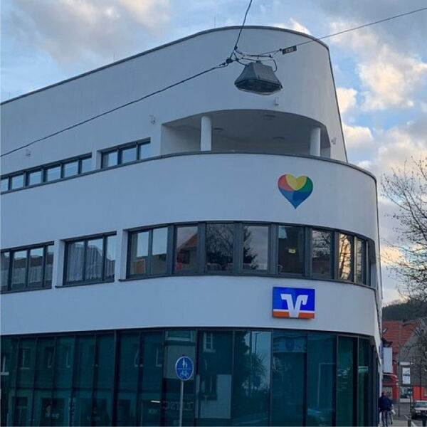 Eine Pflegekraft begleitet eine lachende Seniorin im Rollstuhl bei einem Ausflug im Grünen – herzliche Betreuung und Lebensqualität bei Reinery.