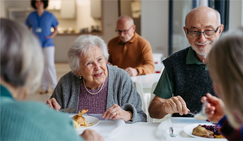 Fröhliche Gesichter beim gemeinsamen Mittagessen in der Tagespflege – Gemeinschaft erleben.