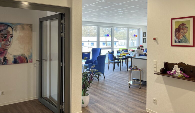 Blick in die einladenden, hellen Gemeinschaftsräume der Senioren-Wohngemeinschaft in Oberwiehl.