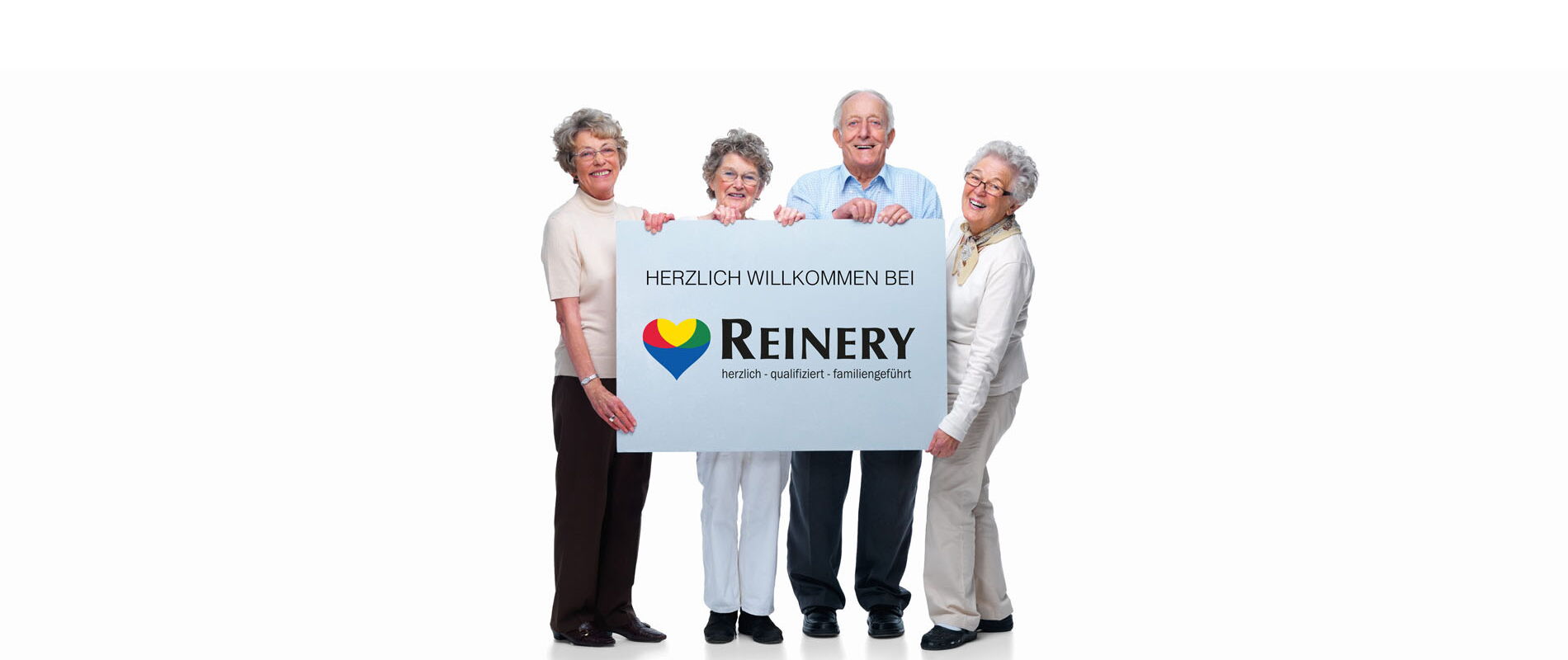 Vier fröhliche Senioren halten ein großes Willkommensschild der Reinery Pflege – Herzlich willkommen bei Ihrem Partner für Seniorenwohnen und Pflege im Oberbergischen Kreis.