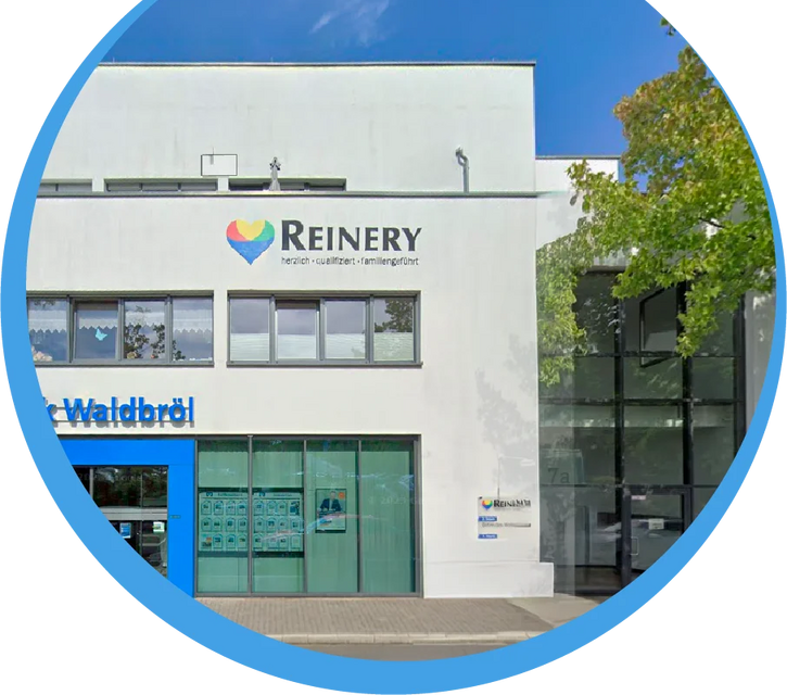 Außenansicht des modernen Gebäudes der Volksbank Waldbröl, in dem sich auch Einrichtungen von Reinery befinden.