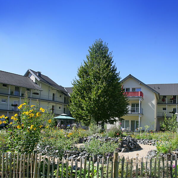 Die moderne Architektur der Reinery Wohnanlage im Zentrum von Morsbach, umgeben von gepflegten Grünanlagen.