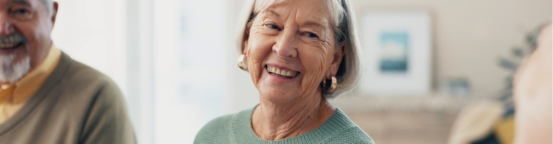 Portrait einer Seniorin – Zufriedenheit durch die umfassenden Leistungen der Reinery Pflege.