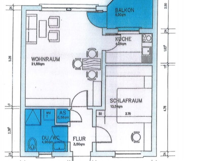 Grundrisszeichnung einer geräumigen Wohneinheit mit Flur, Bad, Schlafzimmer und kombiniertem Wohn-Küchenbereich mit Balkonzugang.